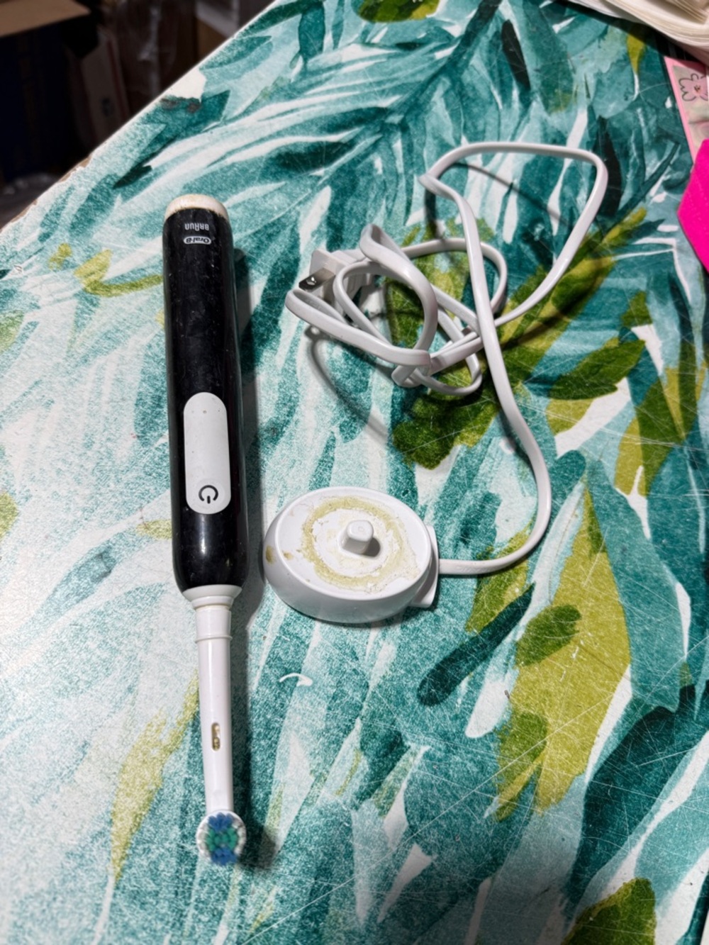 ORAL B BRAUN Electric Toothbrush with Charging Base - Black and White